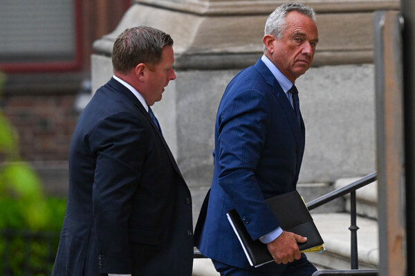 Robert F. Kennedy Jr. walks up courthouse steps.